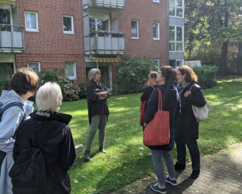 Die Besucher*innen machen sich ein Bild vom Servicewohnen