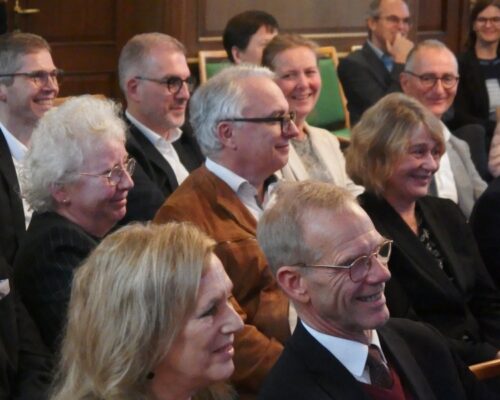 Im Publikum saßen auch die Buch-Autor*innen Dr. Angela Schwarz und Dr. Frank Hatje (1. Reihe v.l.n.r.) sowie Dr. Tobias Behrens (nicht im Bild)