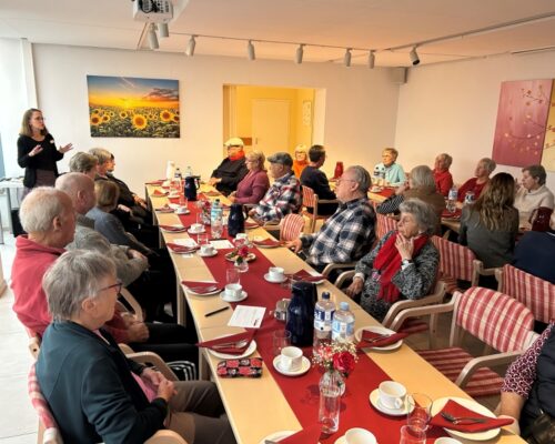 Zum Auftakt gab es einen Kennenlern-Nachmittag: Die Absprechpartnerinnen der Köster-Stiftung stellen sich in der Seniorenwohnanlage der Powalla Stiftung in Hagendeel in Lokstedt vor; Fotos: Beate Kammigan