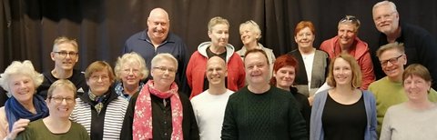 Das Netzwerk LSBTIQplus Pflege und Altern in Hamburg - mittig sind Karin Klipp und Dr. Heiko Gerlach (erste Reihe, 5.+6. Person v.l.n.r.) zu sehen