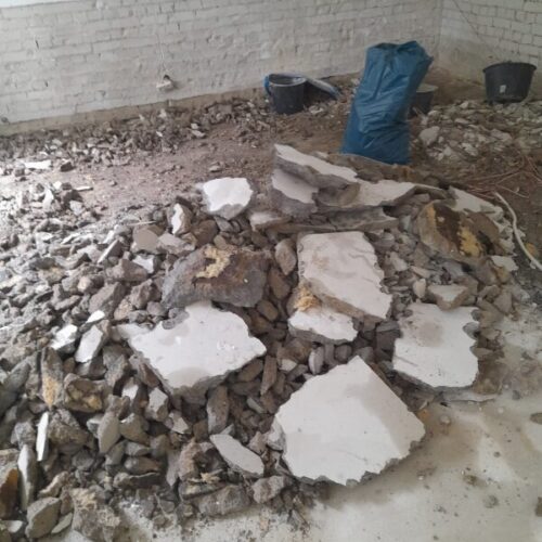 2025_00_01 B3 kk Der komplett durchfeuchtete Boden musste entfernt werden.