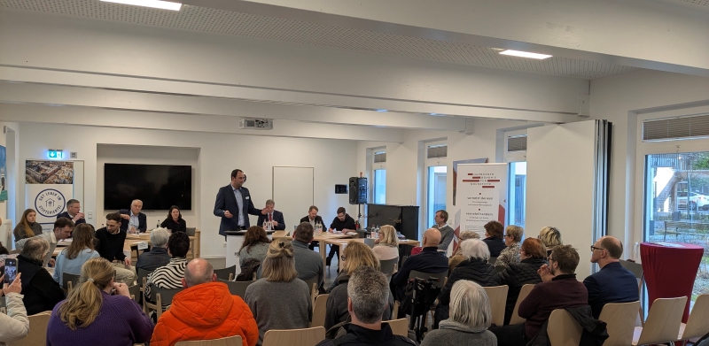 HaBüWo Sprecher Maik Greb, Vorstand der Hartwig-Hesse-Stiftung, begrüßt zum Wahlcheck, Fotos: HaBüWo