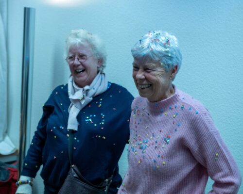 Das Webseiten-Team Elisabeth Rüther, Mieterin, und Ulrike Petersen, Vorstand in der Leja-Stiftung (v.l.n.r.)