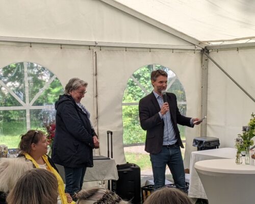 Christian Barthel, im Vorstand und Geschäftsführer der Wichern Baugesellschaft, sprach zu allen Bewohnerinnen und berichtete über aktuelle und zukünftige Aufgaben der Stiftung.