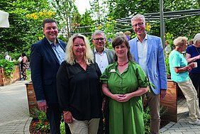 Bei der Einweihung des neuen Therapie- und Sinnesgarten (v.l.n.r): Dr. Andreas Dressel, Finanzsenator und Vorstandsmitglied der Curator-Stiftung, Tanja Scheiwe, Bereichsleitung Pflege, Dr. Michael Labe, Präses des Kollegium der Oberalten, Gartentherapeutin Esther Daenschel, Frank Schubert, Vorstandvorsitzender des Hospitals zum Heiligen Geist; Fotos: Hospital zum Heiligen Geist