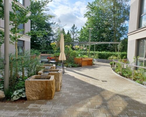 2024_00_48_B3 Alle Sinne werden angesprochen: Durch Riechen, Fühlen und Schmecken lassen sich die durch die Demenz verschwundenen Erinnerungen neu wecken.