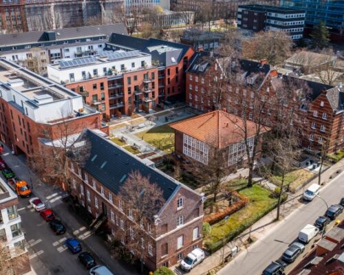 In St. Georg bieten zum Beispiel die Amalie Sieveking-Stiftung (im Bild) und das Hartwig-Hesse-Quartier (am linken Bildrand) das Servicewohnen an, Foto: Luftbildcrew / Amalie Sieveking-Stiftung