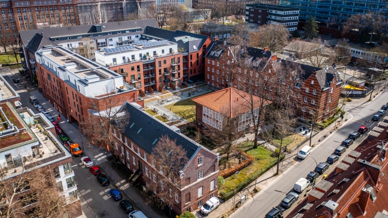 In St. Georg bieten zum Beispiel die Amalie Sieveking-Stiftung (im Bild) und das Hartwig-Hesse-Quartier (am linken Bildrand) das Servicewohnen an, Foto: Luftbildcrew / Amalie Sieveking-Stiftung