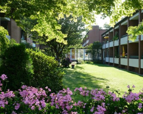 In Rissen ist die Else Voss Stiftung (im Bild), in Blankenese sind die Seniorenwohnungen der Martha Stiftung sowie die Anlage der Heinrich Schmilinsky Stiftung beispielgebend für das Servicewohnen, Foto: Michael Zapf / HaBüWo