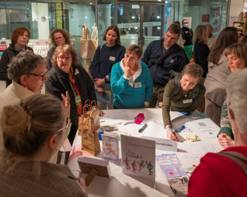 2025_00_16 B3_kk An einem der Thementische beim Kick-Off für das „Bündnis gegen Einsamkeit in Hamburg (BgEH)“
