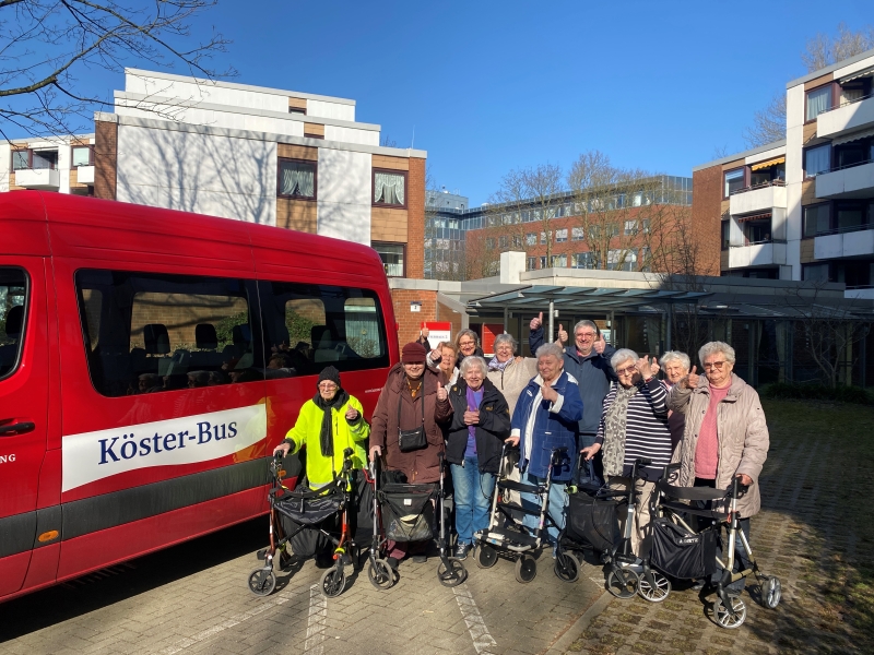 Beliebtes Angebot: Durch den Köster-Bus bleiben die Bewohner*innen der Stiftung mobil. Foto: Köster-Stiftung