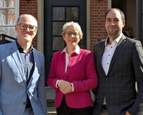 Die Sprecher*innen des Hamburger Bündnisses für Wohnstifte (v.l.n.r.): Reiner Schäfer, geschäftsführender Vorstand der Behrens-Stiftung, Sabine Schlüter, Vorstandsvorsitzende der Joh. Heinr. Schröder’s mildthätige Stiftung, Maik Greb, Vorstand Hartwig-Hesse-Stiftung, Fotos: HaBüWo