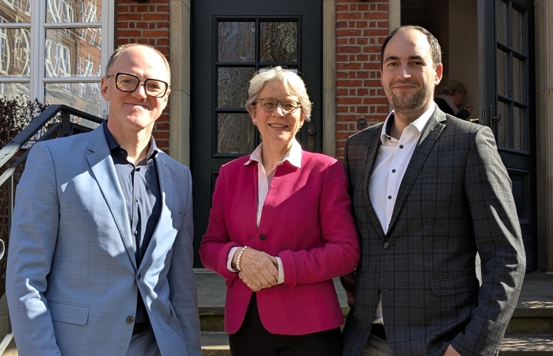 Die Sprecher*innen des Hamburger Bündnisses für Wohnstifte (v.l.n.r.): Reiner Schäfer, geschäftsführender Vorstand der Behrens-Stiftung, Sabine Schlüter, Vorstandsvorsitzende der Joh. Heinr. Schröder’s mildthätige Stiftung, Maik Greb, Vorstand Hartwig-Hesse-Stiftung, Fotos: HaBüWo