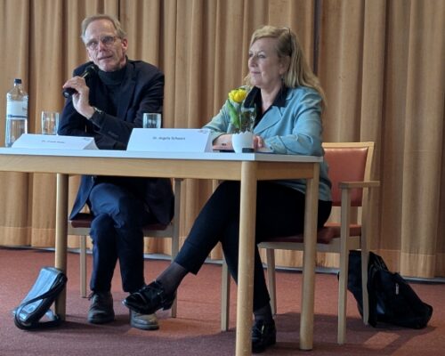 Prof. Frank Hatje präsentiert die spannende Geschichte der Hamburger Wohnstifte bei der Lesung im Max Brauer Haus, Fotos: HaBüWo