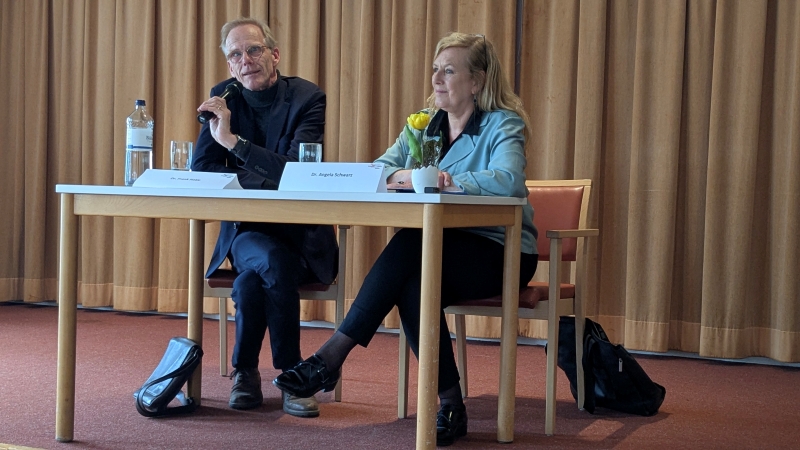 Prof. Frank Hatje präsentiert die spannende Geschichte der Hamburger Wohnstifte bei der Lesung im Max Brauer Haus, Fotos: HaBüWo