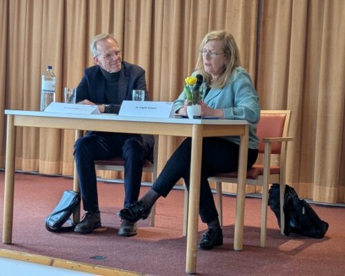 Dr. Angela Schwarz stellt den Gästen die Alida Schmidt-Stiftung ausführlich vor und weiß so manche Anekdote zu berichten