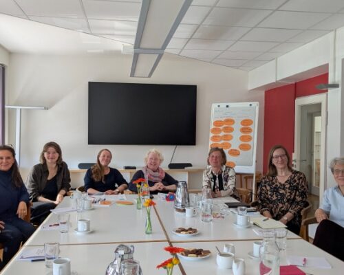 2025_00_28 B1_kk Beim 1. Coffee-Chat in den Räumlichkeiten von Stattbau Hamburg ging es darum, die wichtigsten stiftsalltäglichen Themen zu sammeln und sich gegenseitig besser kennenzulernen; Foto: Hamburger Bündnis für Wohnstifte