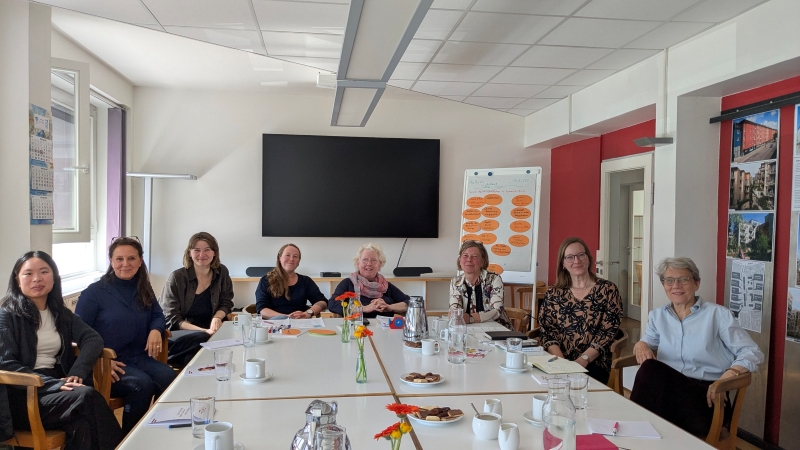 Beim 1. Coffee-Chat in den Räumlichkeiten von Stattbau Hamburg ging es darum, die wichtigsten stiftsalltäglichen Themen zu sammeln und sich gegenseitig besser kennenzulernen; Foto: Hamburger Bündnis für Wohnstifte