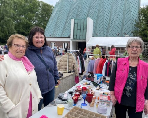 2025_00_29 B2_kk Über den gemeinsamen Flohmarkt lernen sich die Bewohner*innen besser kennen…