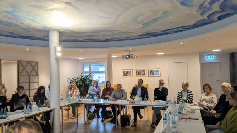 Maik Greb, Vorstand der Hartwig-Hesse-Stiftung (2.v.r.), spricht zum Thema "Betreuungsverfahren" aus Sicht der Wohnstiftungen