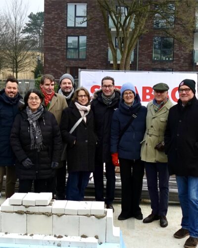 Grundsteinlegung Stiftung Gast- und Krankenhaus_Jan 2026 Bei der Grundsteinlegung (v.l.n.r.): André Drummond (geschäftsführender Einrichtungsleiter) Kuratoriumsmitglieder der Stiftung und Tanja Telege (Pflegedienstleitung) Foto: Stiftung Gast und Krankenhaus