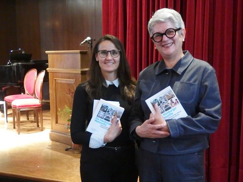Bei der Jubiläumsveranstaltung: Senatorin Karen Pein, Behörde für Stadtentwicklung und Wohnen (BSW), und Karin Siebeck, BSW Amtsleiterin Wohnen, Stadterneuerung und Bodenordnung (v.l.n.r.), mit dem neuen Buch "Die Hamburger Wohnstifte", Fotos: Martina Kuhn für Hamburger Bündnis für Wohnstifte