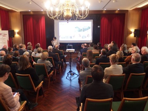 Bündnis-Sprecherin Christina Baumeister, Geschäftsführerin der Alida Schmidt-Stiftung, moderierte das Programm und präsentierte zukünftige Projekte der Wohnstifte: Neubau, Modernisierungen, Klimaschutz-Anpassungen