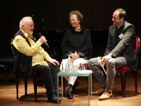 Stiftsbewohner Klaus-Peter Baart und Stiftbewohnerin Patricia Bock im Gespräch mit Maik Greb, Geschäftsführer der Hartwig-Hesse-Stiftung (v.l.n.r.)