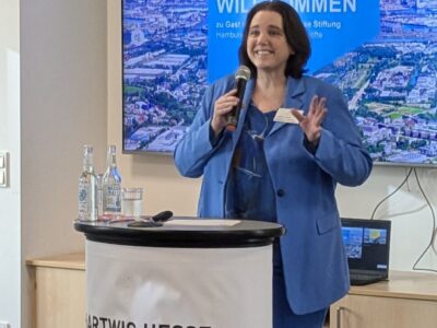 Jacqueline Charlier, Staatsrätin der Behörde für Stadtentwicklung und Wohnen, eröffnete die Veranstaltung mit einem Grußwort