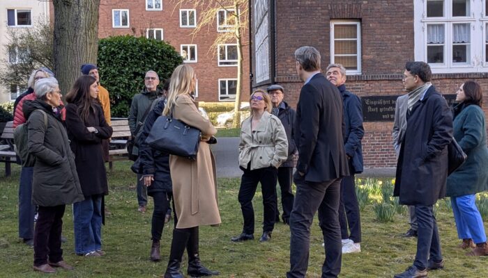Annika Gürtler, Vorständin der Amalie Sieveking-Stiftung, stellt  beim Rundgang ihre Stiftung vor