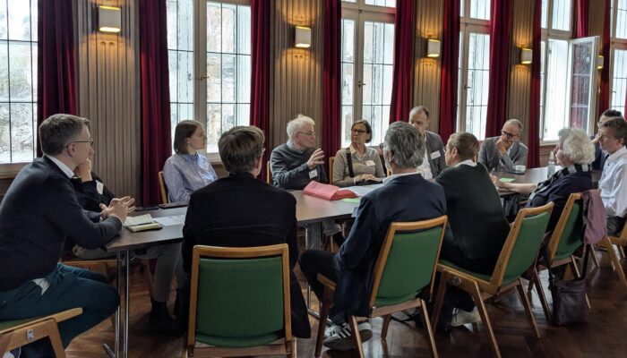 Reger Austausch auch am Thementisch "Bauen und Modernisieren" mit den Expert*innen Alexandra Bossen und Dr. Tobias Behrens, beide Stattbau Hamburg, Fotos: HaBüWo
