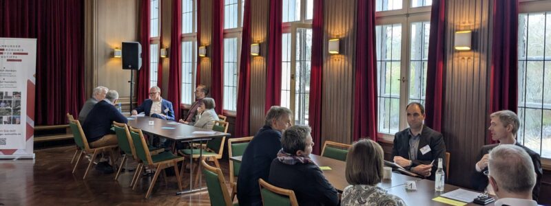 Lockere Atmosphäre im Lichtwarksaal bei der Arbeit in Kleingruppen