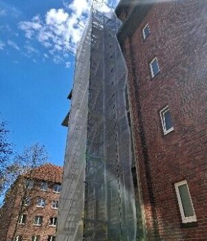 Bei der Sanierungsmaßnahme wird die über vier Etagen verlaufende Glasbausteinwand ersetzt